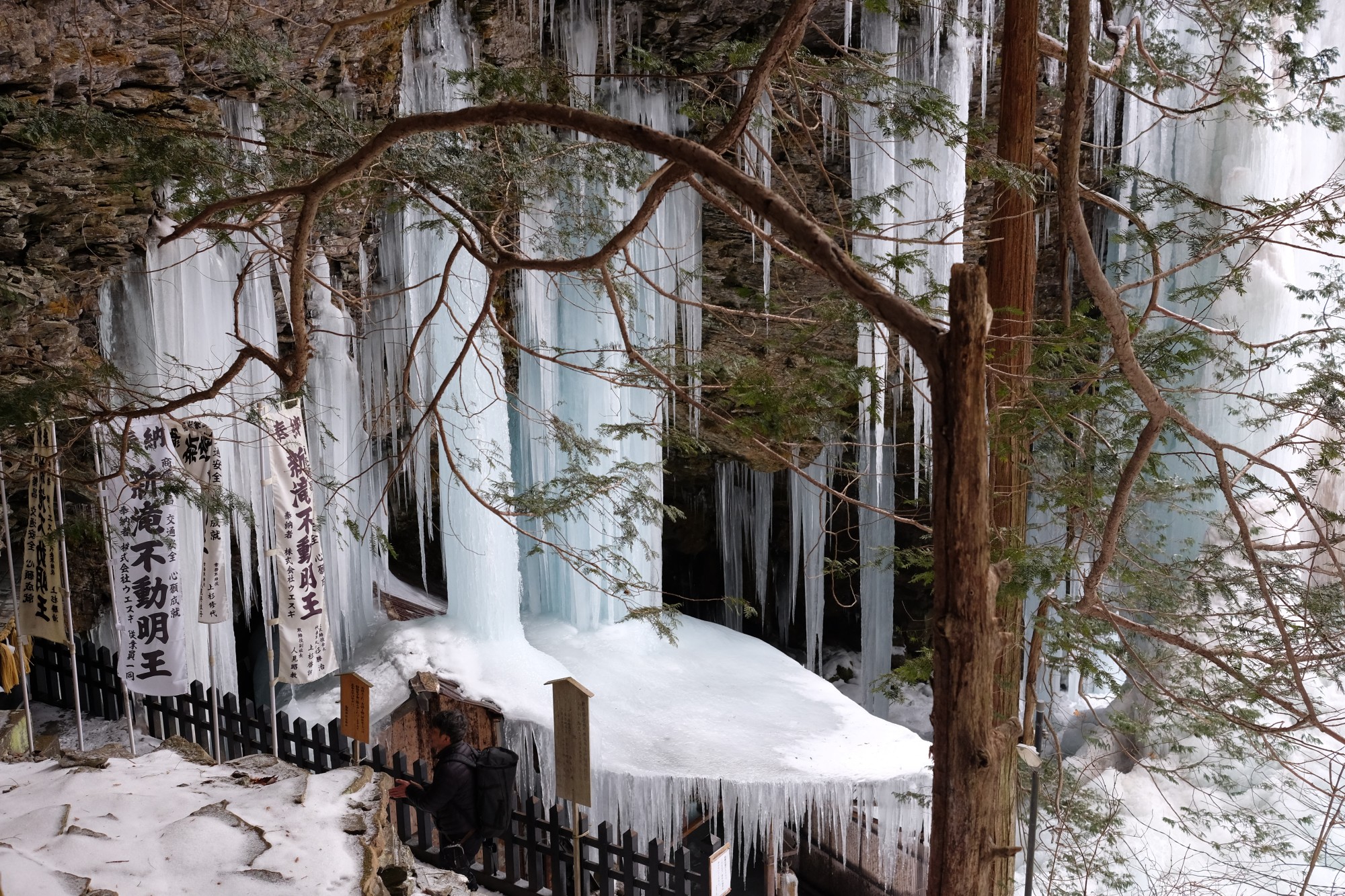 15_Onsen_Gastronomy__Kiso_in_Nagano_Frozen_waterfall_in_winter.jpg